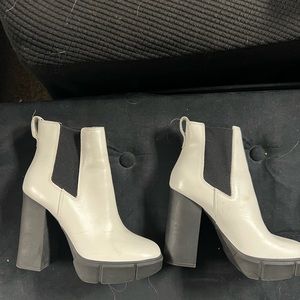 Gently used Steve Madden boot, boots run small and do not fit me 6.5/7-boot size